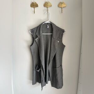 Open-Front Sleeveless Knit Vest in Gray